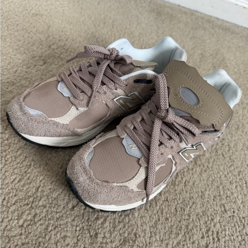 New Balance 2002R in Taupe and Gray - Picture 3 of 3